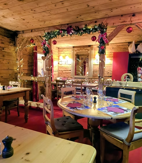 La petite salle cosy du restaurant Les Ecovets