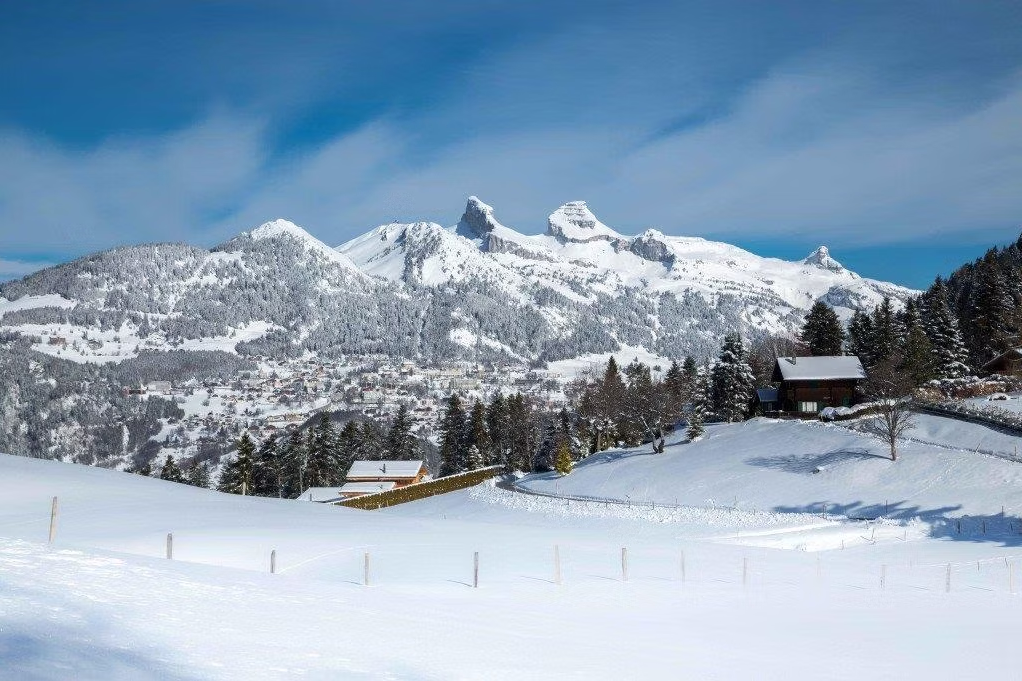 Vue panoramique sur les sommets enneigés depuis Les Ecovets
